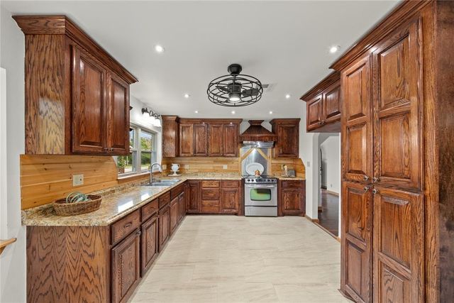 904 W Minnesota Avenue, Chickasha, OK 73018