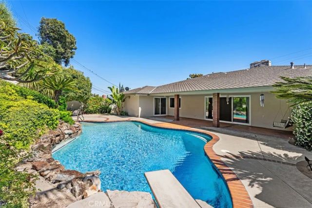 807 Dorothy Lane, Fullerton, CA 92831