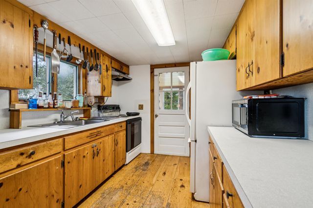 196 Cowdrey Outlook, Barnard, VT 05032