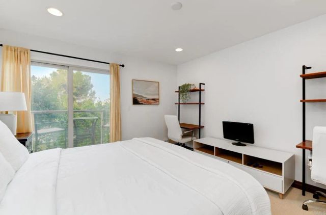 935 Genter Street 212, La Jolla, CA 92037
