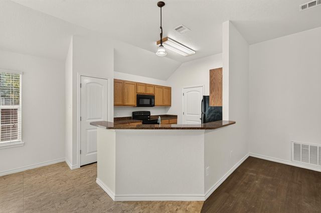 1512 Shadow WALK, Lockhart, TX 78644