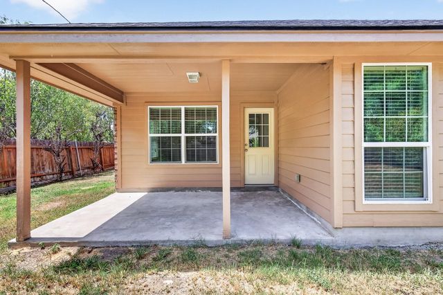 1512 Shadow WALK, Lockhart, TX 78644