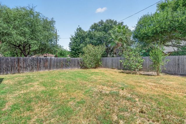 1512 Shadow WALK, Lockhart, TX 78644