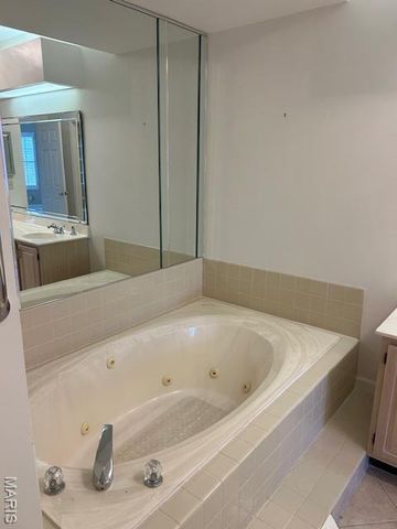 567 Sarah Lane 301, Creve Coeur, MO 63141