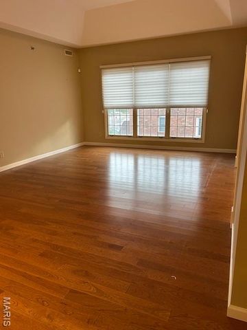 567 Sarah Lane 301, Creve Coeur, MO 63141