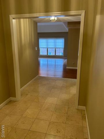 567 Sarah Lane 301, Creve Coeur, MO 63141