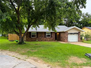 1019 W School Street, Siloam Springs, AR 72761