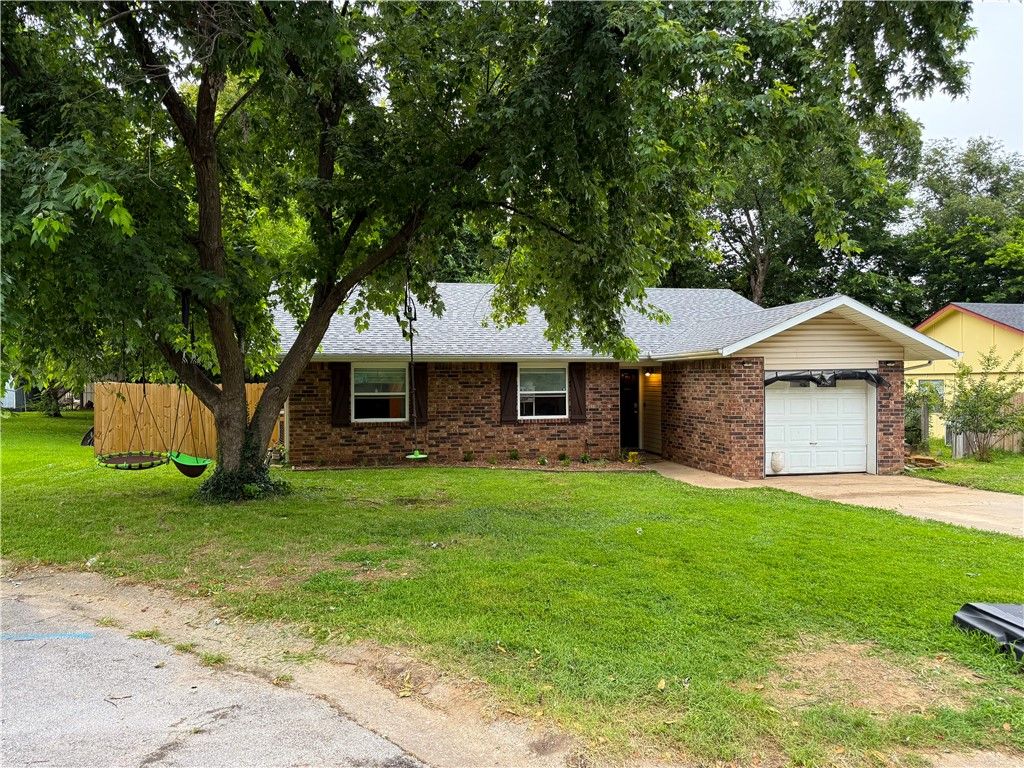 1019 W School Street, Siloam Springs, AR 72761