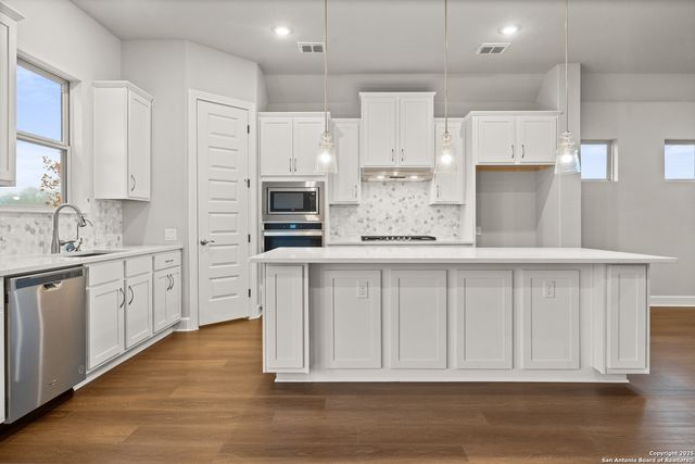 142 Secretariat, Castroville, TX 78009