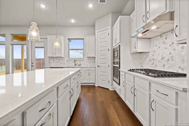 142 Secretariat, Castroville, TX 78009