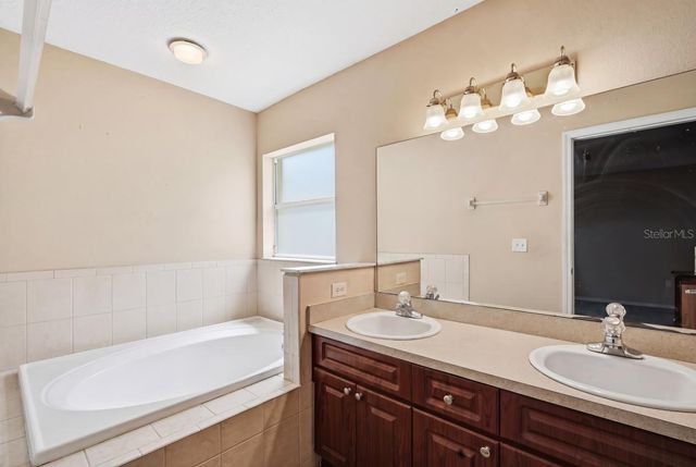 3005 W CHESTNUT STREET, Tampa, FL 33607