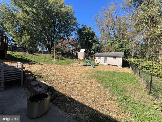 1567 MARY LOU RETTON DR, Fairmont, WV 26554