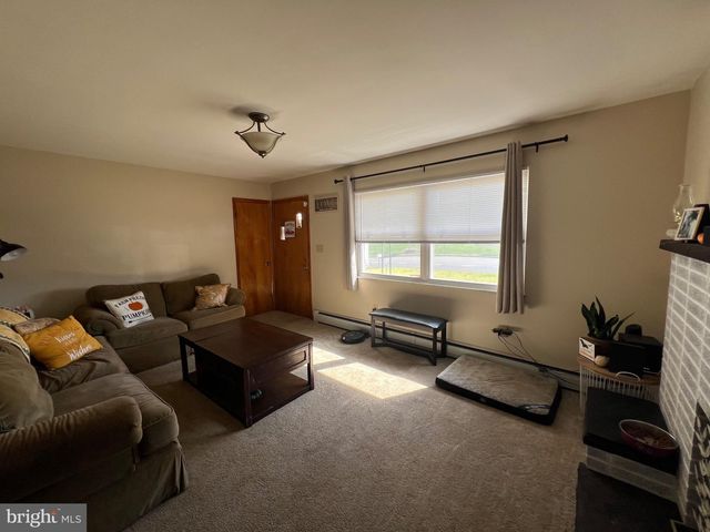 1567 MARY LOU RETTON DR, Fairmont, WV 26554