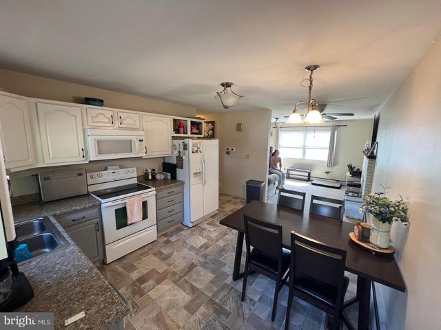 1567 MARY LOU RETTON DR, Fairmont, WV 26554