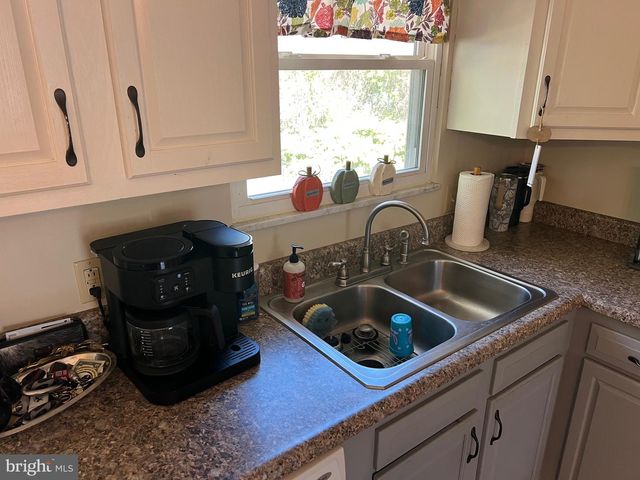 1567 MARY LOU RETTON DR, Fairmont, WV 26554