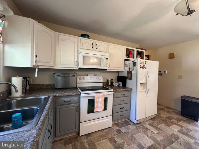 1567 MARY LOU RETTON DR, Fairmont, WV 26554