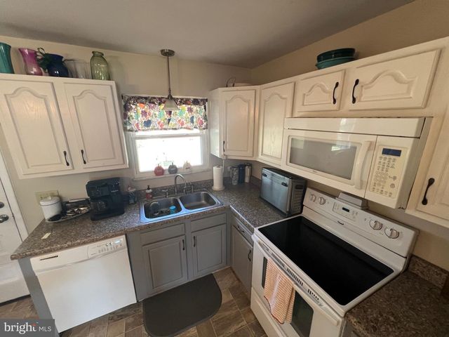 1567 MARY LOU RETTON DR, Fairmont, WV 26554