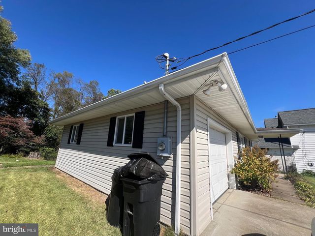 1567 MARY LOU RETTON DR, Fairmont, WV 26554