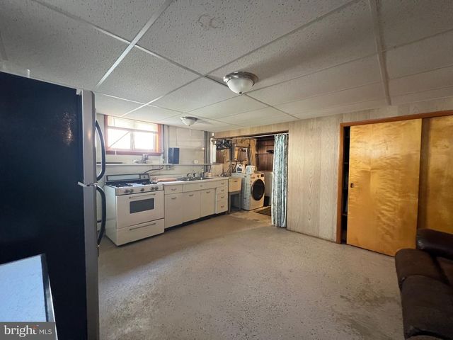 1567 MARY LOU RETTON DR, Fairmont, WV 26554