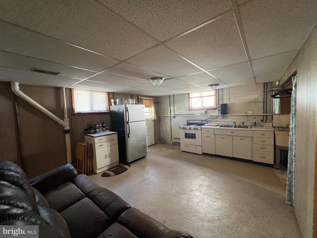 1567 MARY LOU RETTON DR, Fairmont, WV 26554