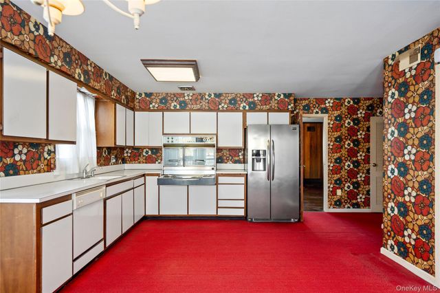 15 Springwood Path, Laurel Hollow, NY 11791