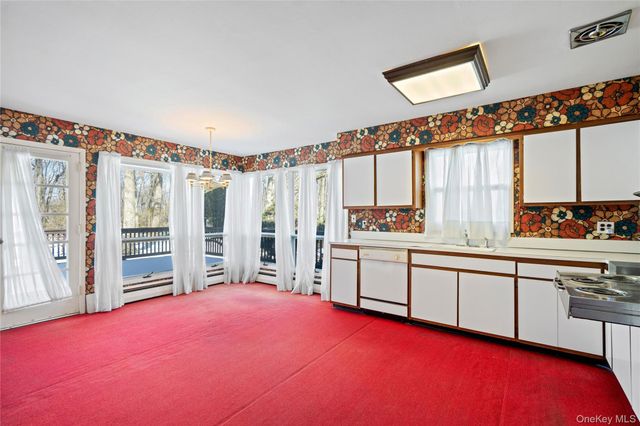 15 Springwood Path, Laurel Hollow, NY 11791