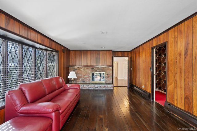 15 Springwood Path, Laurel Hollow, NY 11791