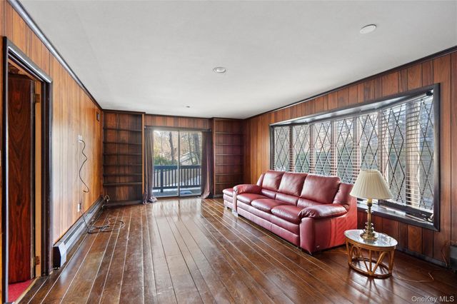 15 Springwood Path, Laurel Hollow, NY 11791