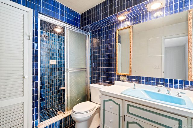 15 Springwood Path, Laurel Hollow, NY 11791