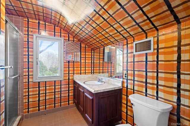 15 Springwood Path, Laurel Hollow, NY 11791