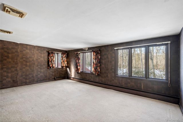 15 Springwood Path, Laurel Hollow, NY 11791