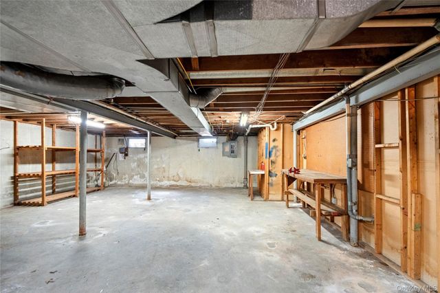 15 Springwood Path, Laurel Hollow, NY 11791