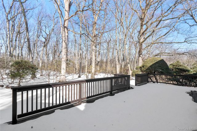 15 Springwood Path, Laurel Hollow, NY 11791