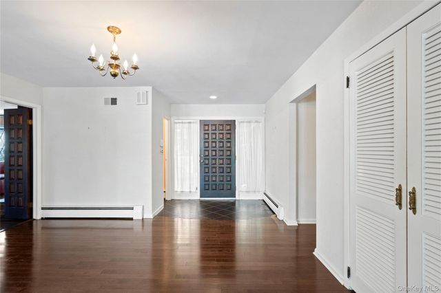 15 Springwood Path, Laurel Hollow, NY 11791