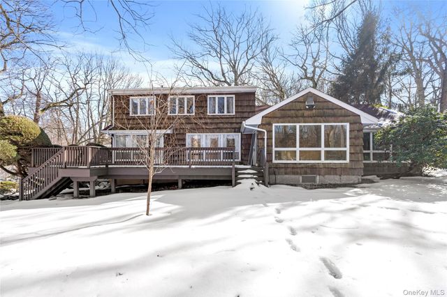 15 Springwood Path, Laurel Hollow, NY 11791