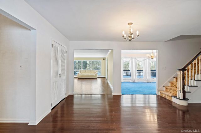 15 Springwood Path, Laurel Hollow, NY 11791