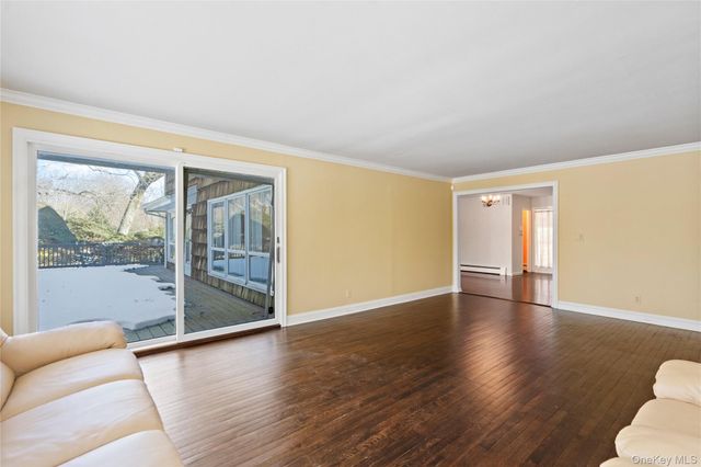 15 Springwood Path, Laurel Hollow, NY 11791