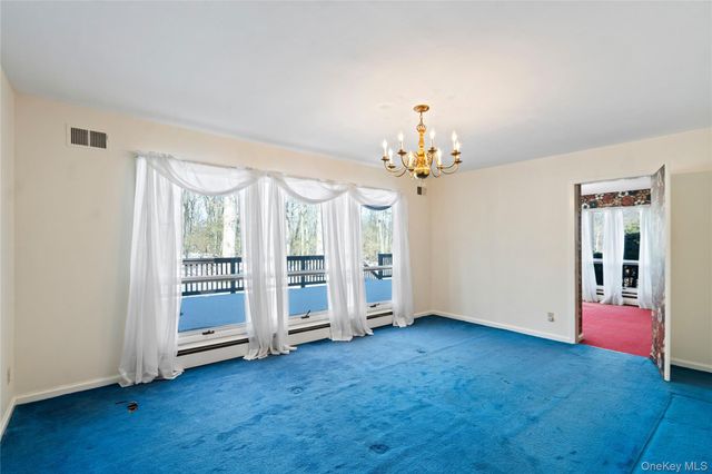 15 Springwood Path, Laurel Hollow, NY 11791