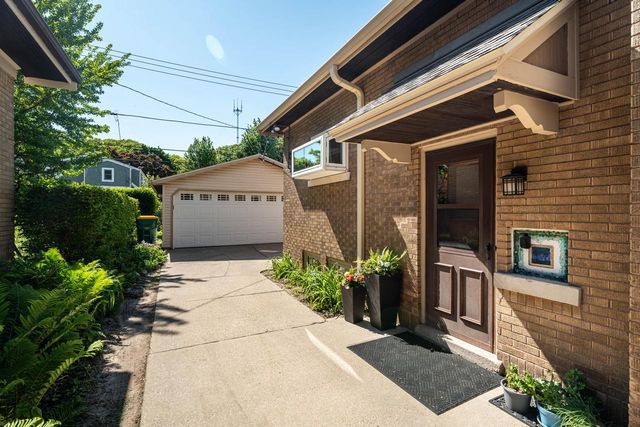 4325 N Morris BOULEVARD, Shorewood, WI 53211
