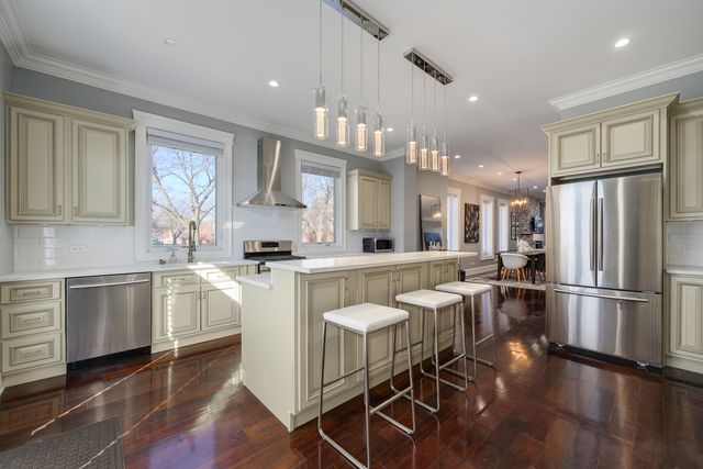 4234 S St Lawrence Avenue, Chicago, IL 60653