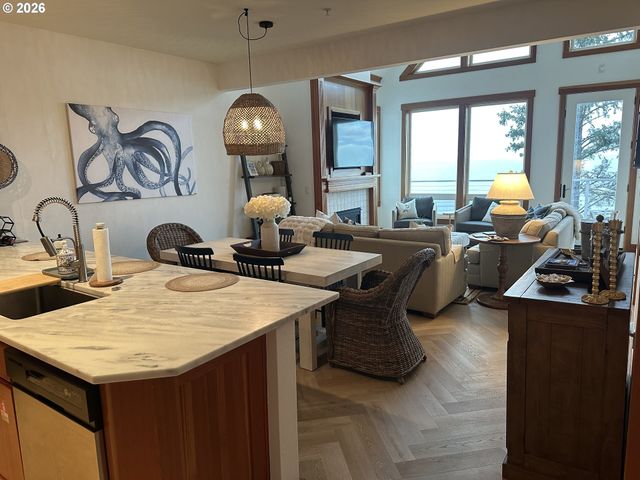 3912 SUNSET Blvd A202, Seaside, OR 97138
