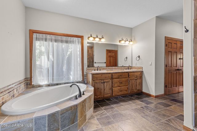 635 E Round Up Circle, Hayden, ID 83835