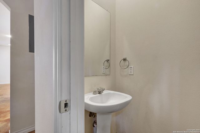 7823 Kingsbury Wood Unit 4, San Antonio, TX 78240