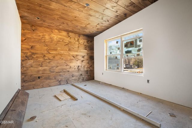 613 Country Oaks Drive, Pigeon Forge, TN 37863