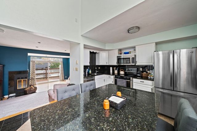 121 Tall Oaks Dr B, Weymouth, MA 02190