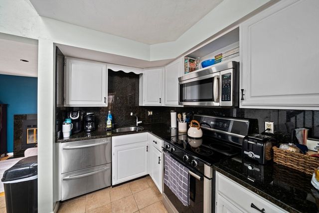 121 Tall Oaks Dr B, Weymouth, MA 02190