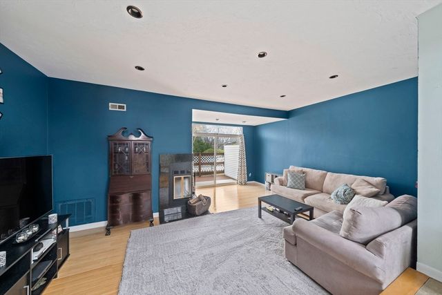 121 Tall Oaks Dr B, Weymouth, MA 02190