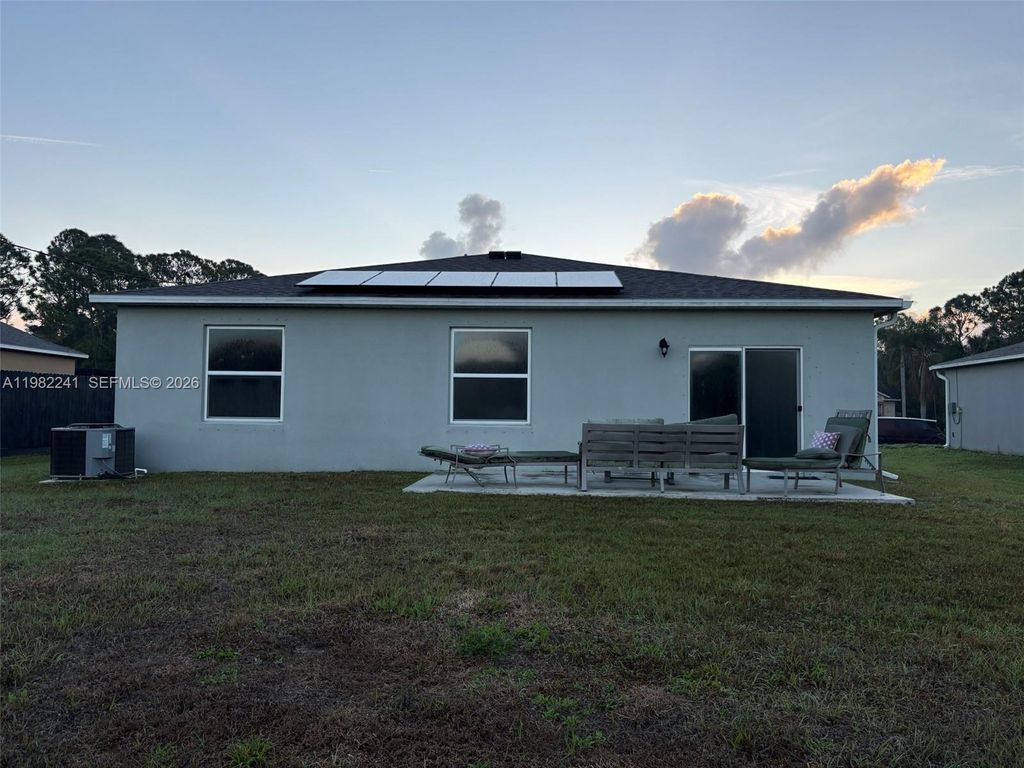 Image 10 of property listing at 8065 97th Ave, Vero Beach, FL 32967