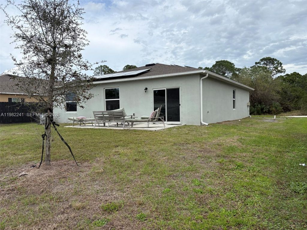 Image 2 of property listing at 8065 97th Ave, Vero Beach, FL 32967