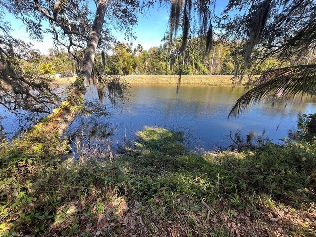 76 Crescent Lake DR, North Fort Myers, FL 33917